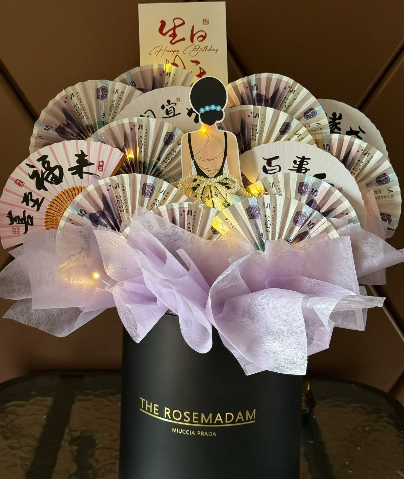 背影女神抱抱桶